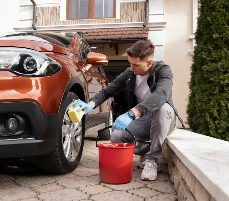 Lavage auto à domicile Les Omergues : professionnel intervenant sur un véhicule